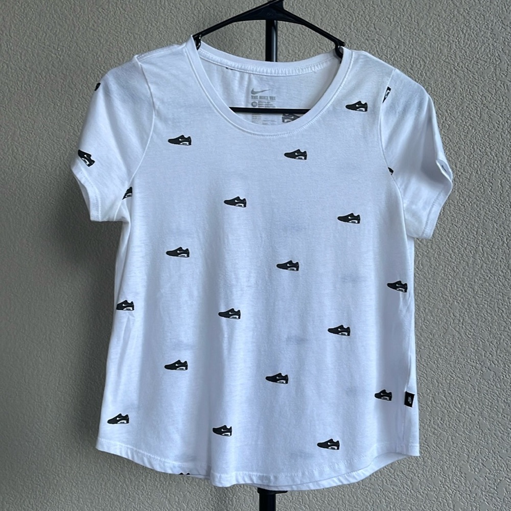 1465- Nike Air Max shoes white and black short sleeve tee- Small/med- kids XL